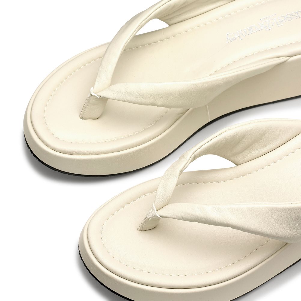 Cream Russell And Bromley Hoxton Toe Post Women's Flat Sandals | CA-3480V